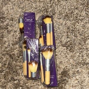 BUNDLE OF 4!! 12 hour primer Makeup Brush Set -